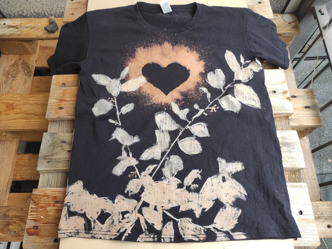 Handmade Bleach Dye T-Shirt Heart & Nature M Handmade Bleach Dye T-Shirt Heart & Nature M von MiezeShirts