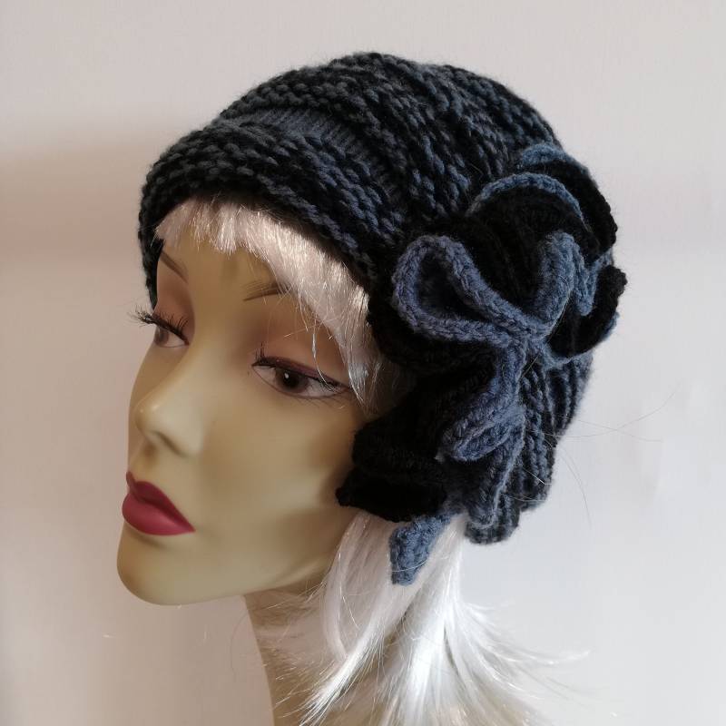 Gestrickte Damenmütze "Bella - Two" in Graublau Und Schwarz von MiezesStrickDesign