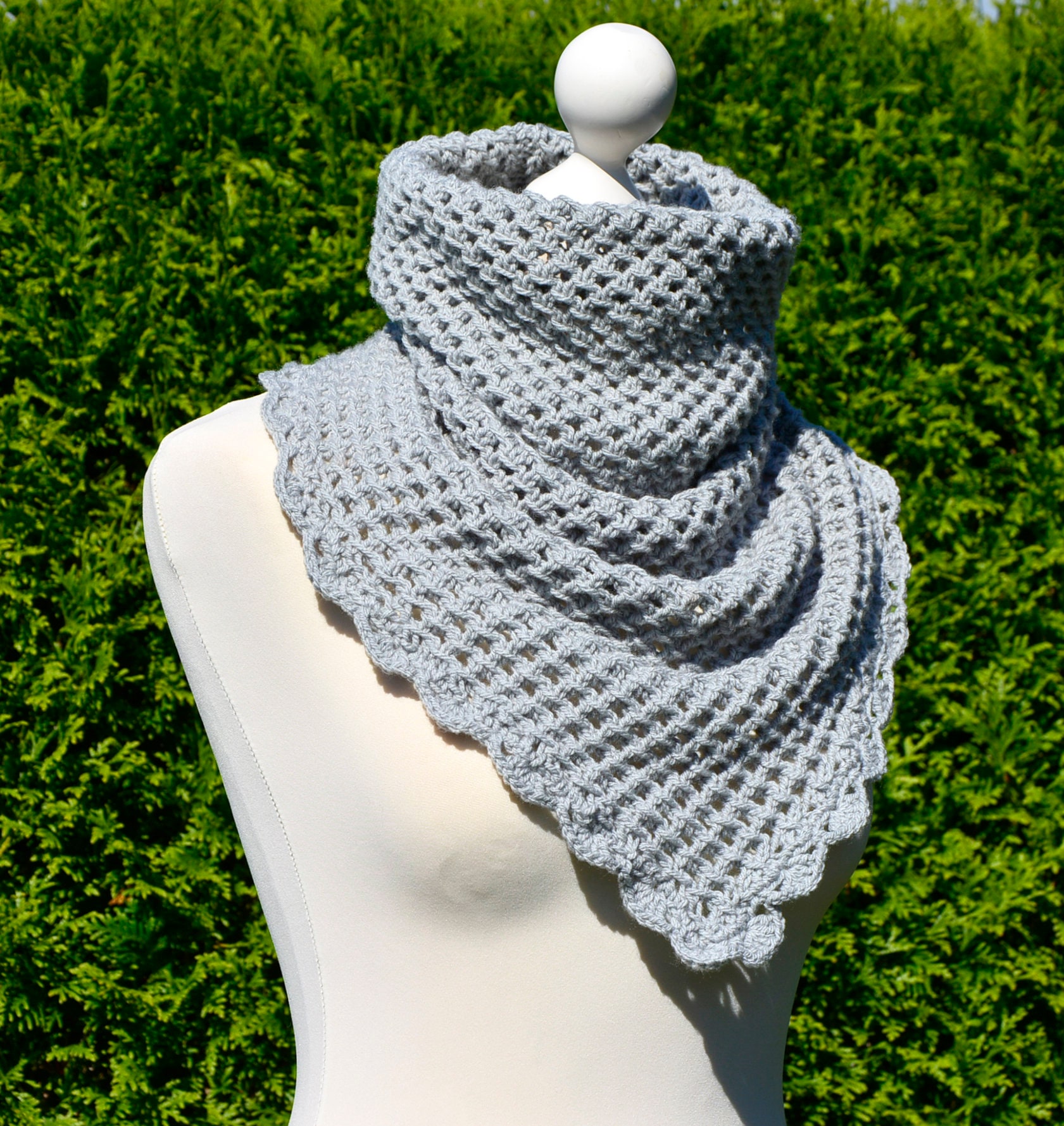 Gestrickter Schlauchschal "Bella", Hellgrau von MiezesStrickDesign