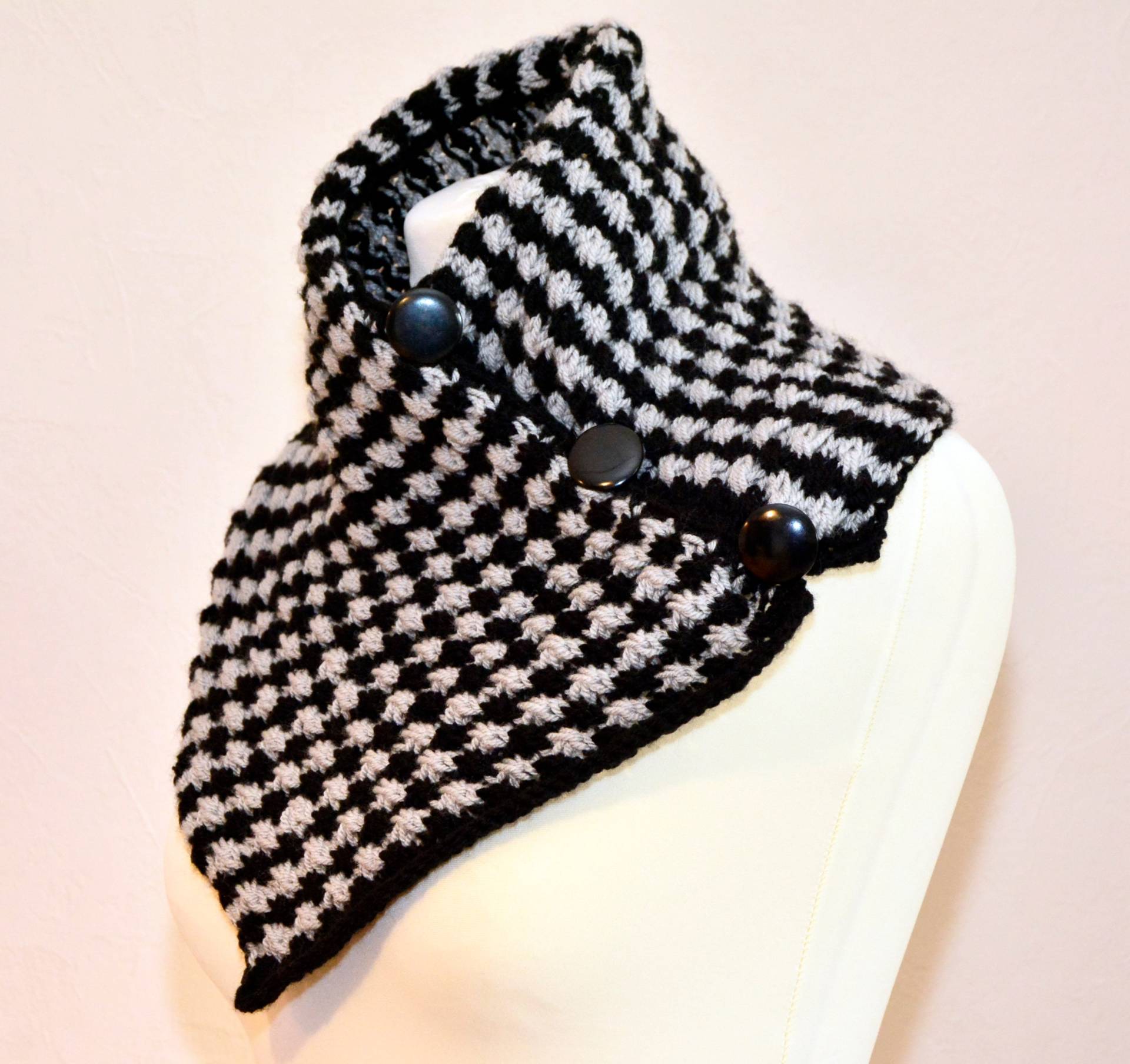 Loop "Pepita", Hellgrau-Schwarz, Zum Knöpfen Loop "Pepita", Hellgrau-Schwarz, Zum Knöpfen von MiezesStrickDesign