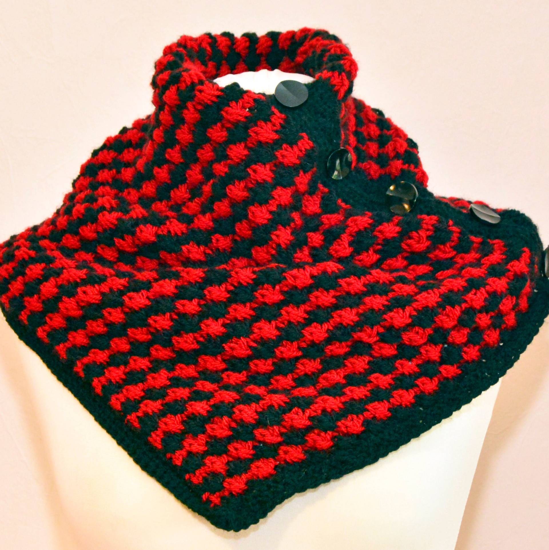 Loop "Pepita", Rot-Schwarz, Zum Knöpfen Loop "Pepita", Rot-Schwarz, Zum Knöpfen von MiezesStrickDesign