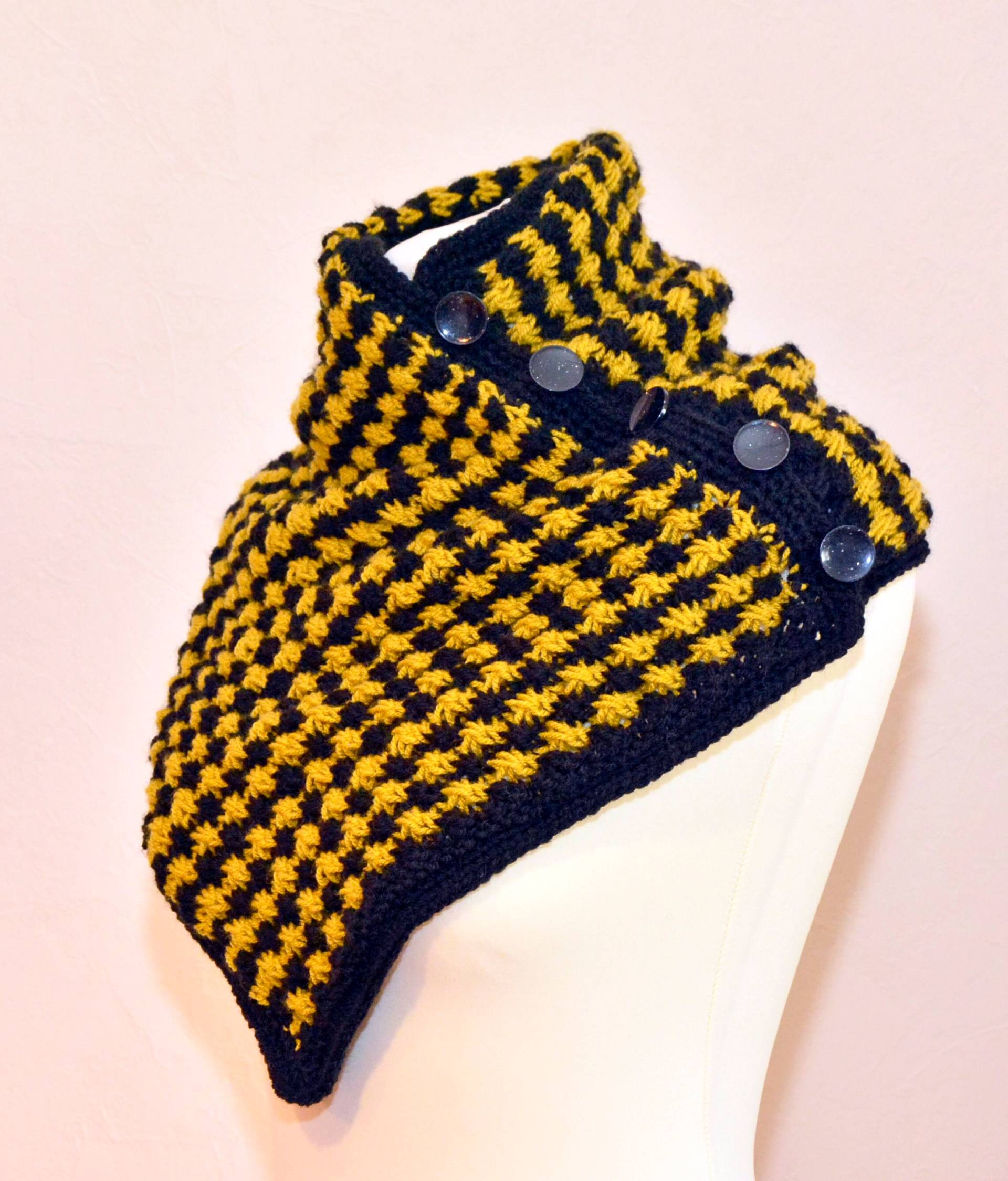 Loop "Pepita", Senfgelb-Schwarz, Zum Knöpfen Loop "Pepita", Senfgelb-Schwarz, Zum Knöpfen von MiezesStrickDesign