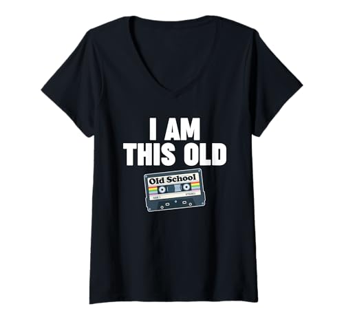 Damen Cassette Tape I AM This Old T-Shirt mit V-Ausschnitt von Miftees