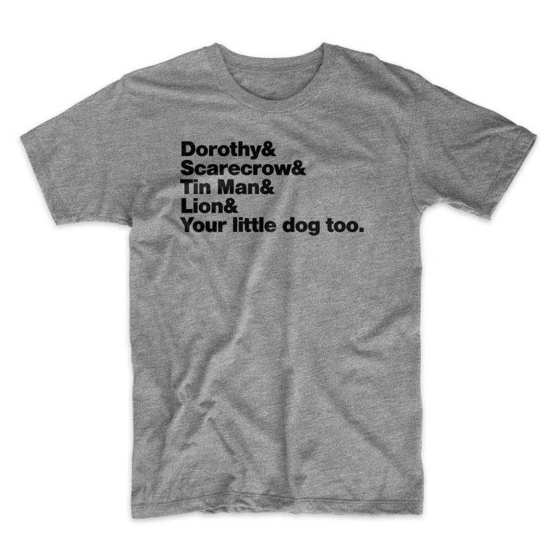 Zauberer Von Oz Shirt Auf Schwarzem, Weißem, Rotem Oder Grauem Weichem Baumwoll T-Shirt. Dorothy, Vogelscheuche, Blechmann, Löwe Und Ihr Kleiner von MightyCircus