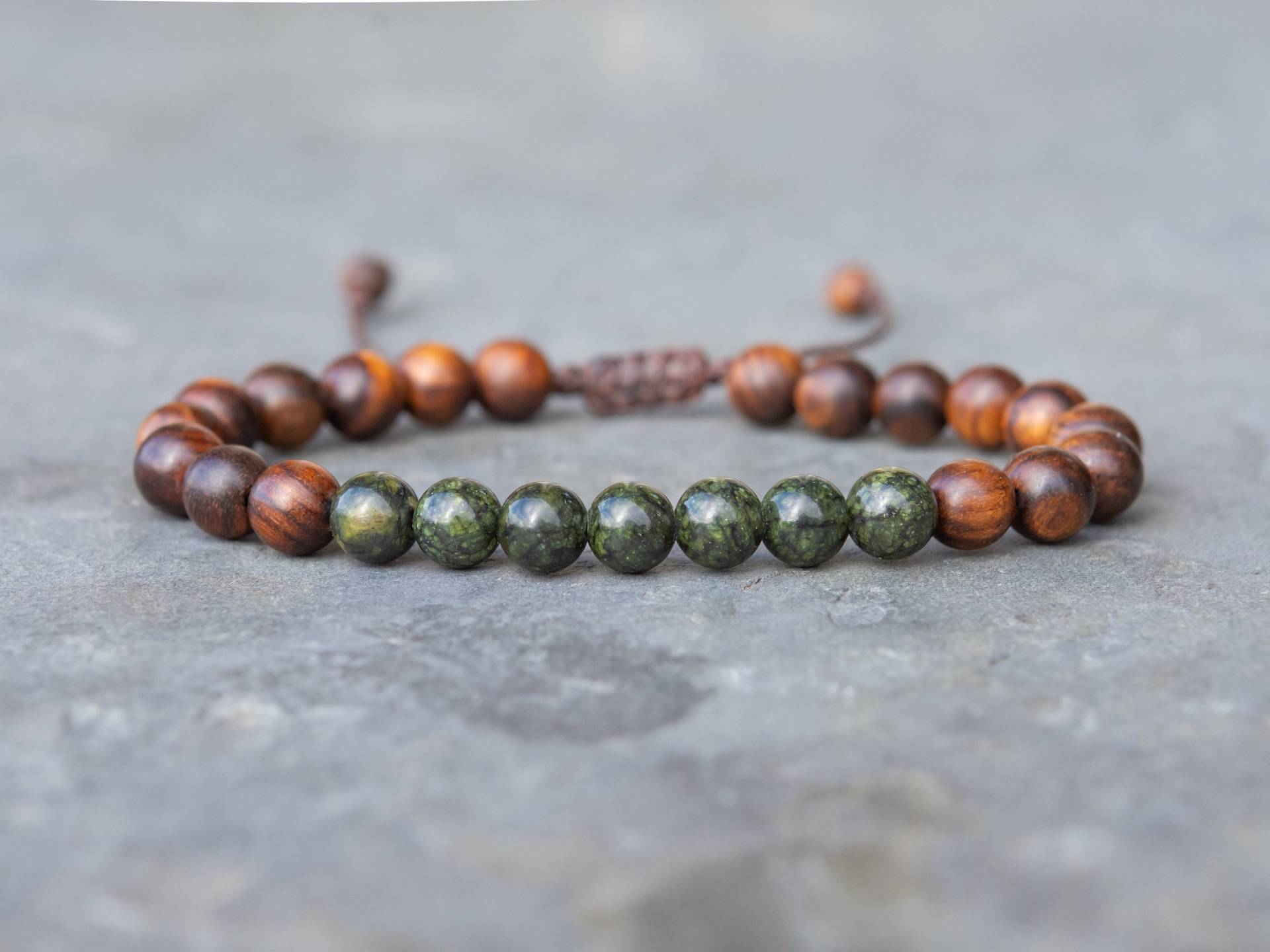 Serpentin Edelstein Armband Mit Rosenholz Perlen - Yoga/Herrenschmuck von MightyMoon