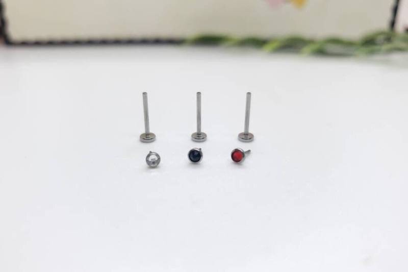 20G8mm2mm Klar, Rot Oder Schwarz Cz Ohrstecker Silber Threadless | Vorderseite Push In Piercing/Chirurgenstahl 20G8mm2mm Klar, Rot Oder Schwarz Cz Ohrstecker Silber Threadless | Vorderseite Push In Piercing/Chirurgenstahl von MignonRosefromBPSoem