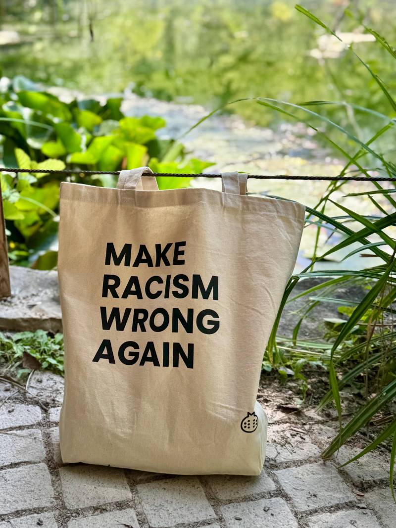 Jutebeutel „Make Racism Wrong Again" - Antirassismus Stoffbeutel Mit Bodenfalte Oeko-Tex®-Zertifiziert Statement Bag von DiversityConncets