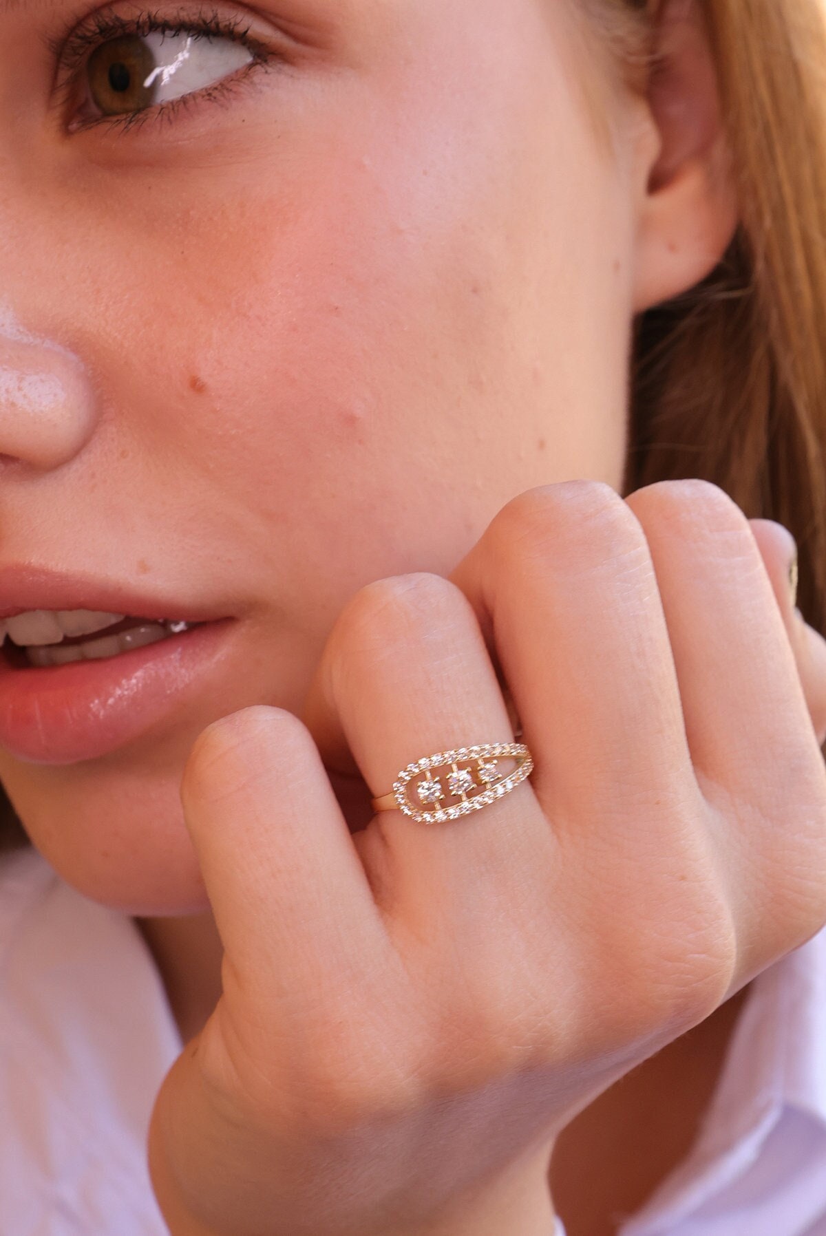 Mihenkler Jewelry 14K Gold Drei Stein Ring von MihenklerJewellery