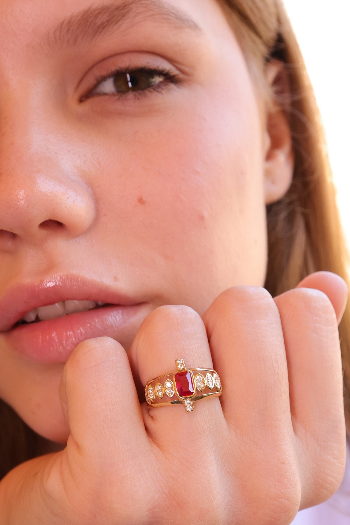Mihenkler Jewelry 14K Gold Roter Stein Ring von MihenklerJewellery