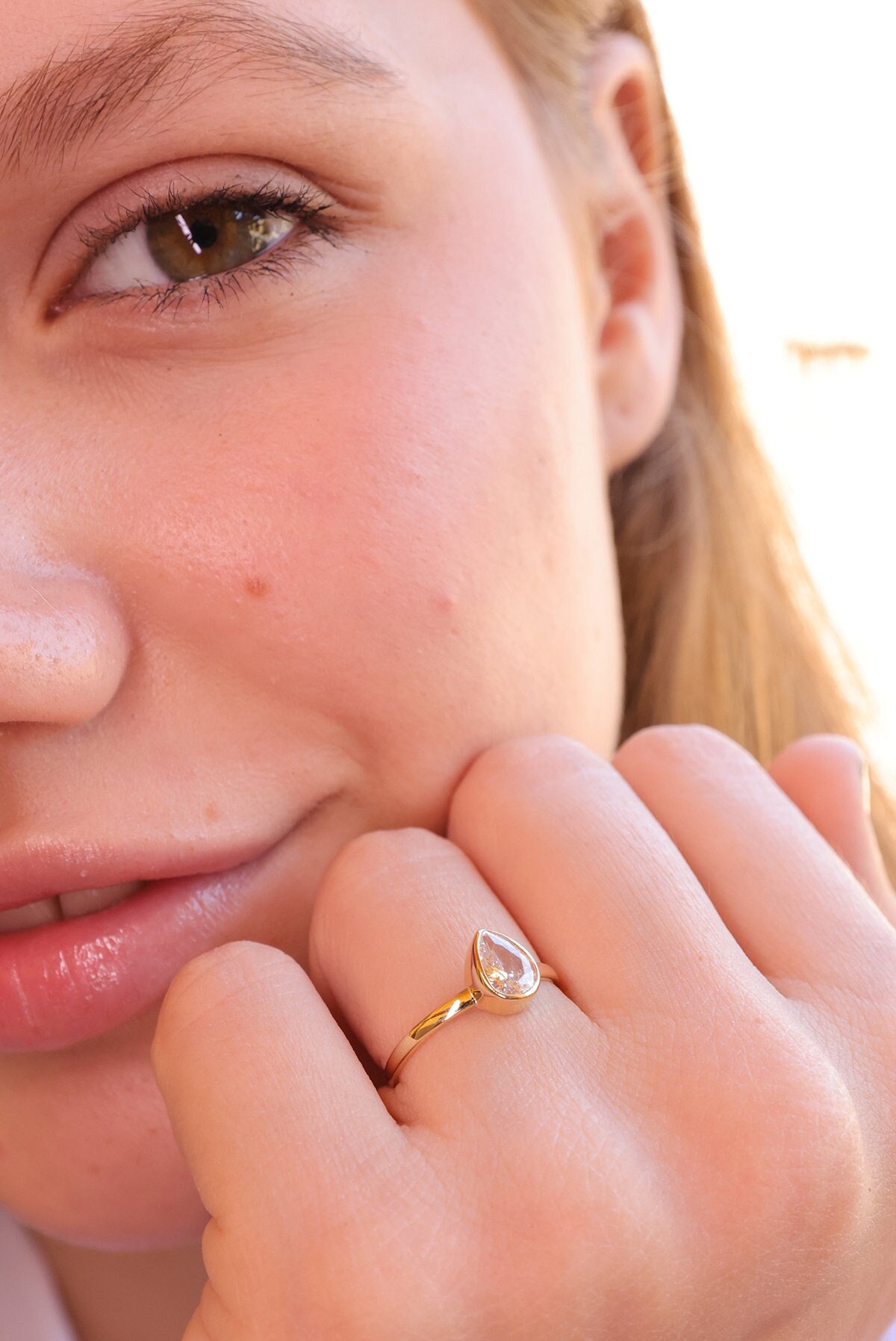 Mihenkler Jewelry 14K Gold Tropfen Solitär Ring von MihenklerJewellery