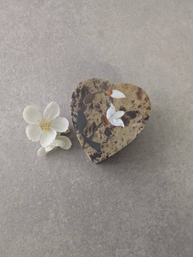 Schmuck Schatulle Herzform Perlmutt Intarsien Speckstein Vintage Schmuck Schatulle Herzform Perlmutt Intarsien Speckstein Vintage von MiieaVintage