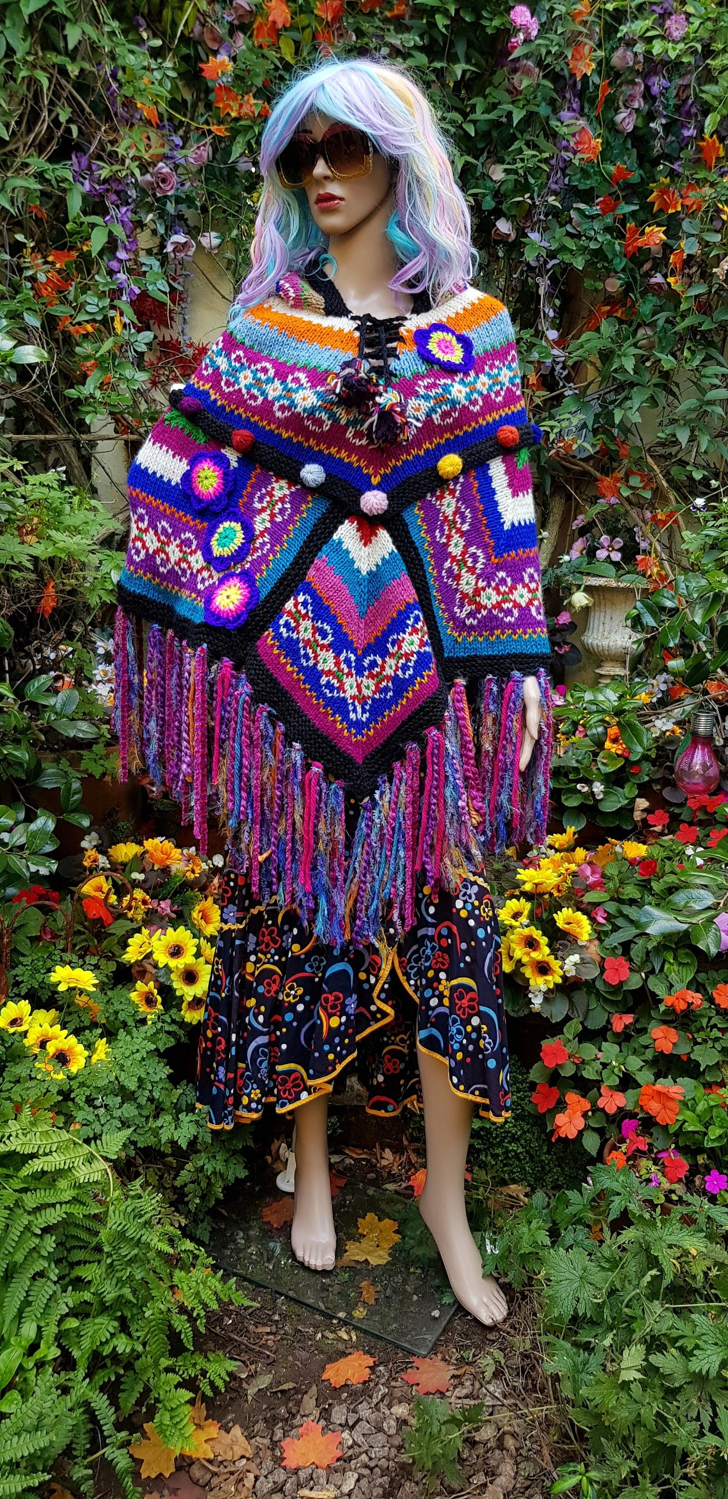 Vintage Poncho Absolut Schöner Lila Und Mehrfarbiger Kapuzen Wolldecke Poncho Mit Blumen Quasten Vintage Poncho Absolut Schöner Lila Und Mehrfarbiger Kapuzen Wolldecke Poncho Mit Blumen Quasten von MijkrasBohemianBazar