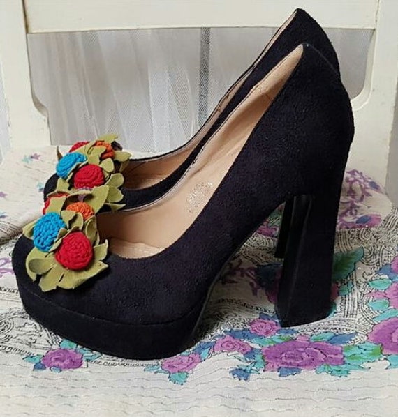 Vintage Schuhe Superb Schwarze Flower Power Pumps Von Joxy Größe 37 Vintage Schuhe Superb Schwarze Flower Power Pumps Von Joxy Größe 37 von MijkrasBohemianBazar