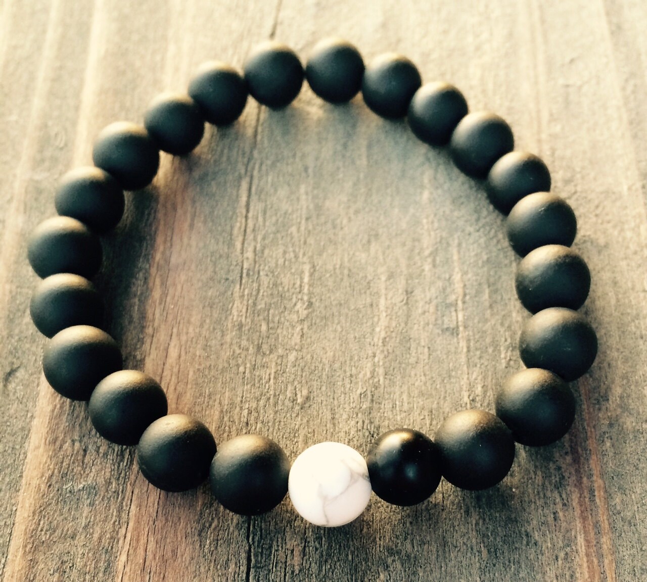 8mm Natürliches Weißes Howlith Und Mattes Schwarzes Onyx Spirituelles Perlenarmband Auf Stretchschnur Individuelle Größen Verfügbar Handmade Unisex 8mm Natürliches Weißes Howlith Und Mattes Schwarzes Onyx Spirituelles Perlenarmband Auf Stretchschnur Individuelle Größen Verfügbar Handmade Unisex von MijoMadreDesign