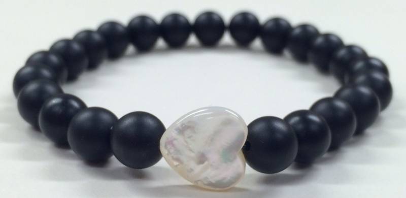 Handgefertigtes 8mm Schwarzes Onyx Spirituelles Perlenarmband Mit Einem 12mm Perlmutt Herz Akzent Individuelle Größen Verfügbar Unisex Handgefertigtes 8mm Schwarzes Onyx Spirituelles Perlenarmband Mit Einem 12mm Perlmutt Herz Akzent Individuelle Größen Verfügbar Unisex von MijoMadreDesign