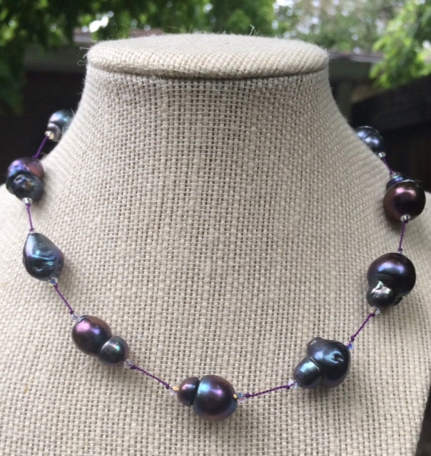 Wunderschöne Schwarze Tahitian Pfau 12-15mm Barock Perlen Halskette Seide Kordel Sterling Silber Befunde Swarovski Crystal Handmade Wunderschöne Schwarze Tahitian Pfau 12-15mm Barock Perlen Halskette Seide Kordel Sterling Silber Befunde Swarovski Crystal Handmade von MijoMadreDesign