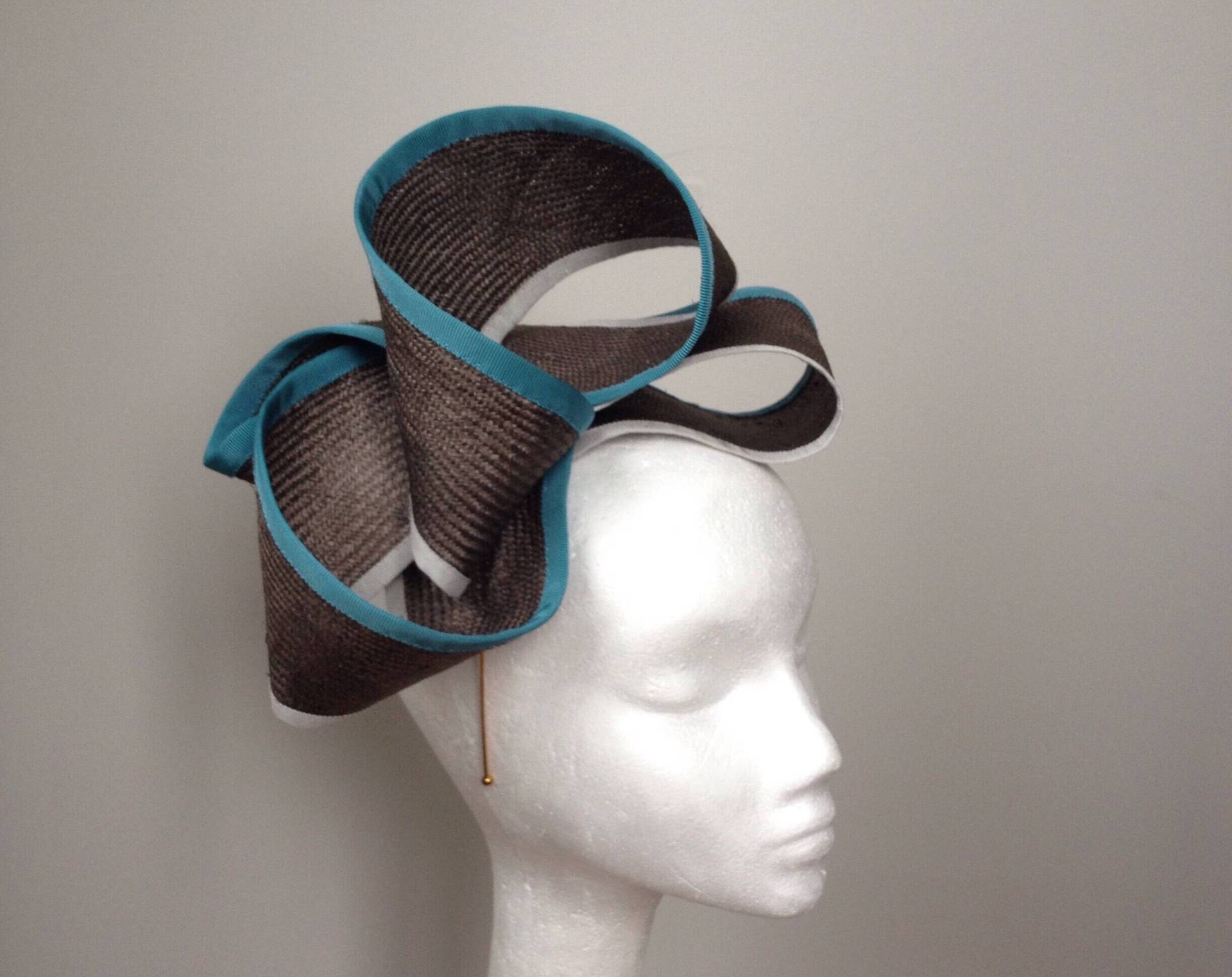 Mylee - Ein Verspielter Fascinator in Taupe Mit Petrolfarbenen Und Grauen Akzenten Mylee - Ein Verspielter Fascinator in Taupe Mit Petrolfarbenen Und Grauen Akzenten von MikadoMillinery