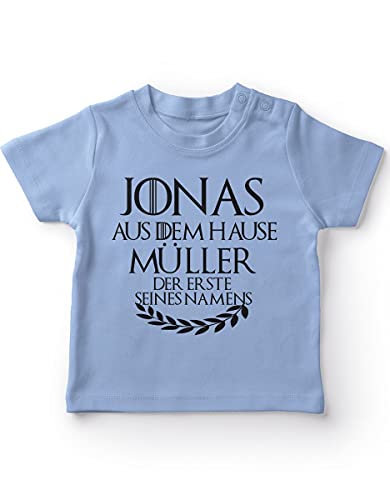 miKalino Baby/Kinder T-Shirt mit Spruch für Jungen Mädchen Unisex Kurzarm Individueller Name 'aus dem Hause ... | handbedruckt in Deutschland | Handmade with Love, Farbe:Sky, Grösse:68-74 von miKalino