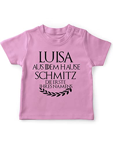 miKalino Baby/Kinder T-Shirt mit Spruch für Jungen Mädchen Unisex Kurzarm Individueller Name 'aus dem Hause ... | handbedruckt in Deutschland | Handmade with Love, Farbe:rosa, Grösse:92-98 von miKalino