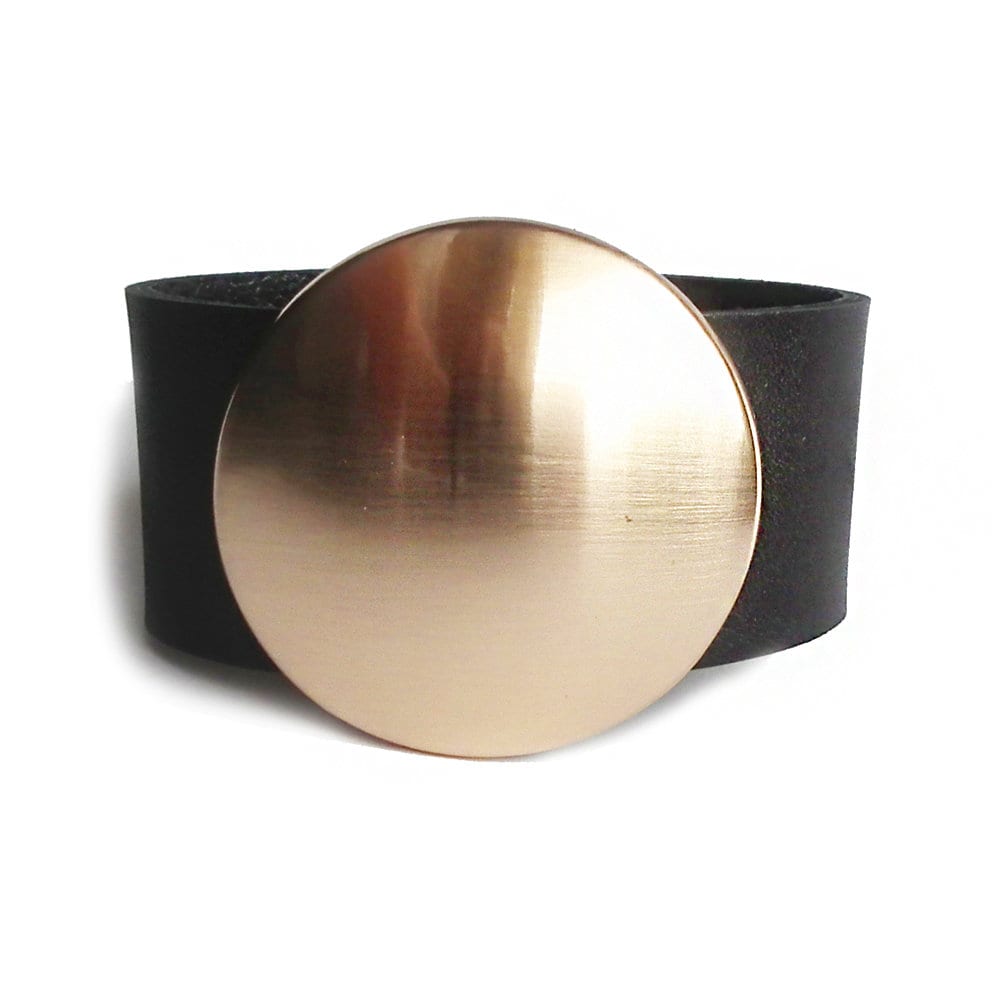 Lederarmband Schwarz Oder Gold Schimmernd Mit Goldenem Runden Anstecker Lederarmband Schwarz Oder Gold Schimmernd Mit Goldenem Runden Anstecker von Mikashka
