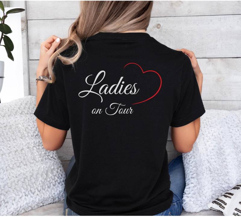 Personalisierbar Ladies On Tour Mädelsurlaub T-Shirt , Gruppenreise Outfit, Mädelswochende, Junggesselinnenabschied Shirt, Damen Personalisierbar Ladies On Tour Mädelsurlaub T-Shirt , Gruppenreise Outfit, Mädelswochende, Junggesselinnenabschied Shirt, Damen von MikaxDesigns