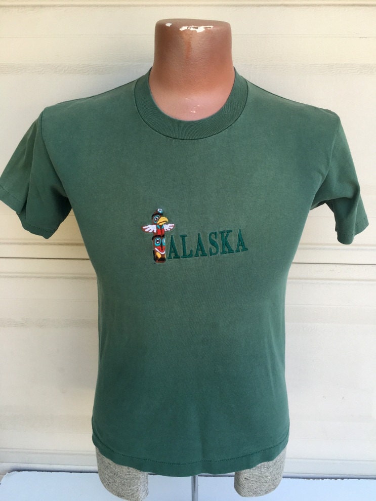 Jahrgang Alaska T Shirt W/Totem Pole Souvenir Größe S-M Jahrgang Alaska T Shirt W/Totem Pole Souvenir Größe S-M von MikesQualityVintage