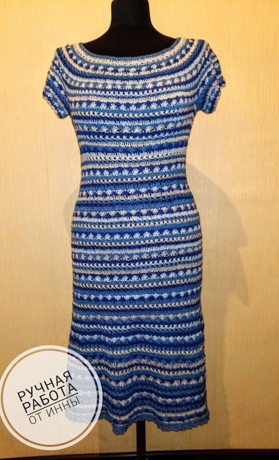 Das Kleid Ist Weiblich. Es Durch Eine Häkelarbeit Verbunden. Komplette Handarbeit von MikhailovaKnitting