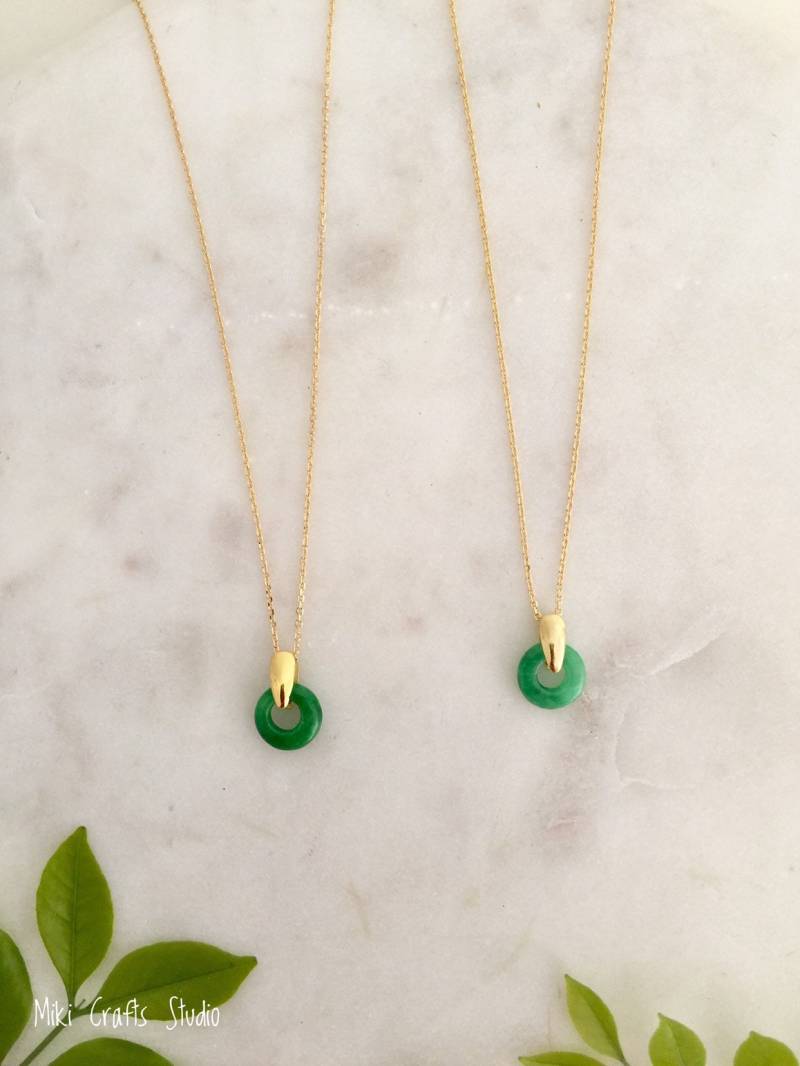 Winzige Jade Ring Halskette | Jadeschmuck Zierliche Runde Gold Jade Winzige Jade Ring Halskette | Jadeschmuck Zierliche Runde Gold Jade von MikiCraftsStudio