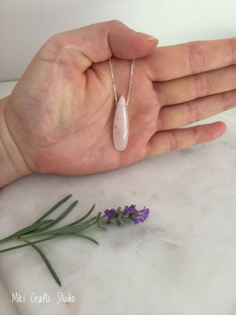 Winzige Schmale Tropfen Rosenquarz Kette | Natur Rosa Stein Anhänger Halskette von MikiCraftsStudio