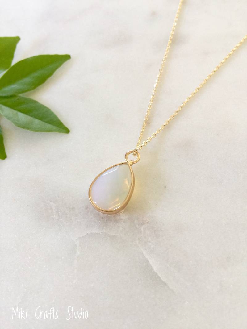 Winziger Tropfen Opalit Anhänger Halskette | Schmuck Zierliche Kette Winziger Tropfen Opalit Anhänger Halskette | Schmuck Zierliche Kette von MikiCraftsStudio