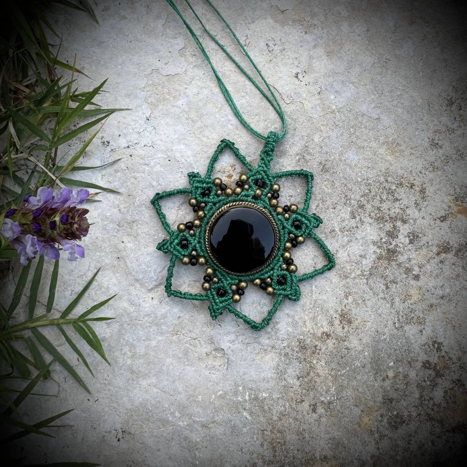 Grüner Makramee-Anhänger in Sternform Mit Onyx-Cabochon Messingfassung von MikisBijoux