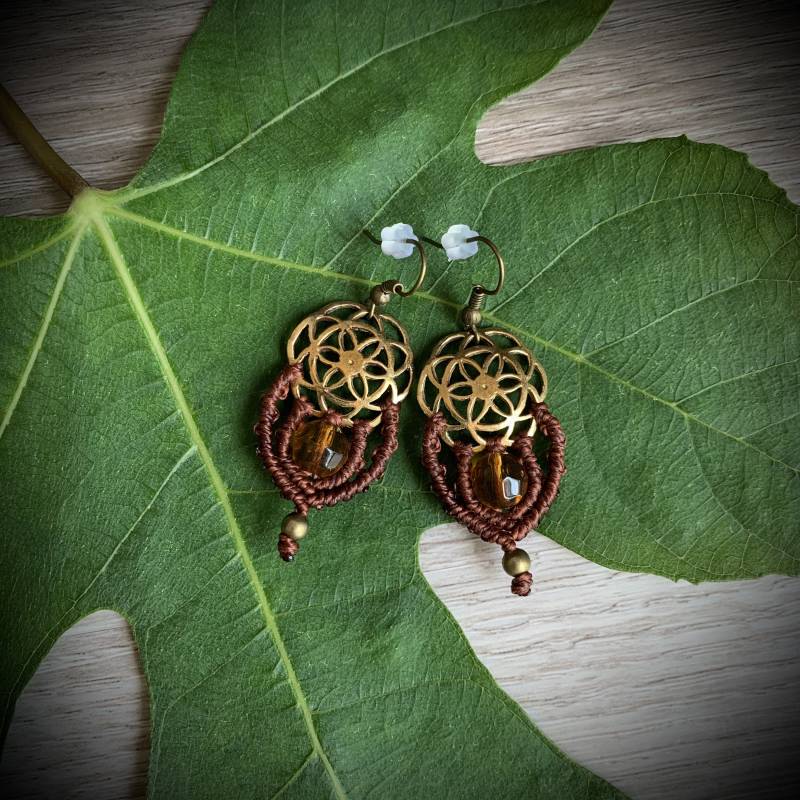 Makrame-Ohrringe Mit Messing-Blume Und Facettenperle von MikisBijoux