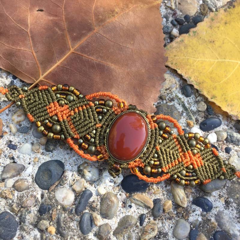 Makramee-Armband Mit Bronzefarbenem Karneol - Herbstfarben von MikisBijoux