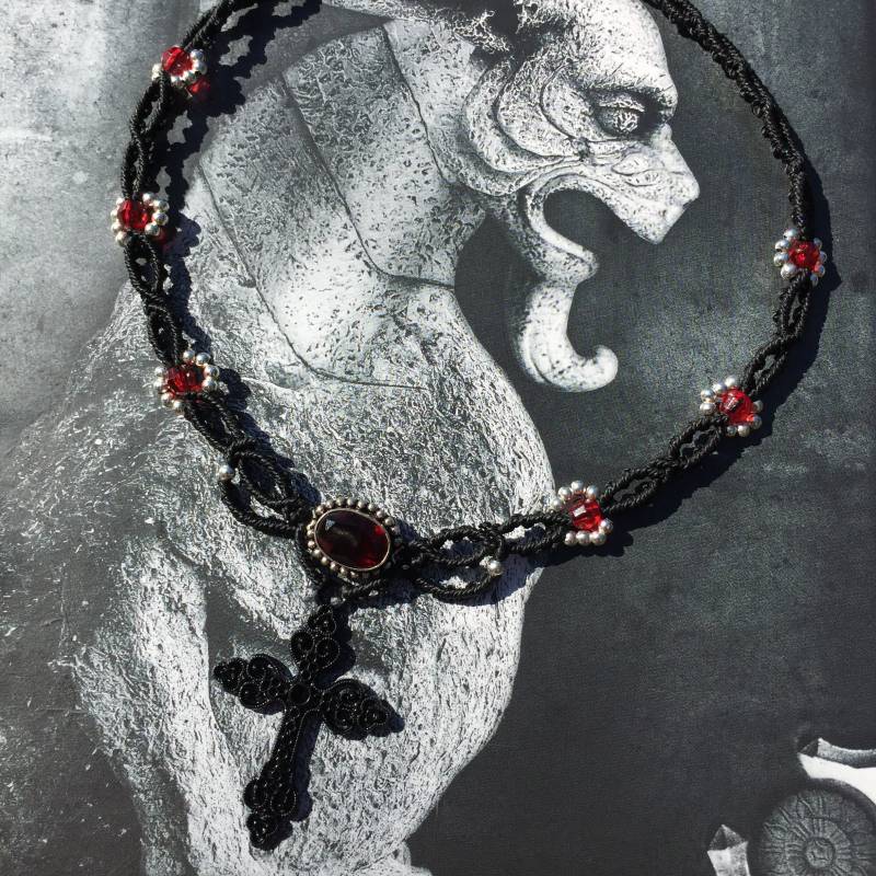 Makramee-Halskette Im Gothic-stil Mit Rotem Facettenanhänger Und Schwarzem Metallkreuz von MikisBijoux