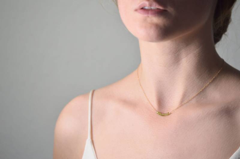 Kleine Peridot Halskette, Perle Bar Geburt Stein Edelstein, Zierliche August Birthstone, Birthstone Schmuck von Mikrame