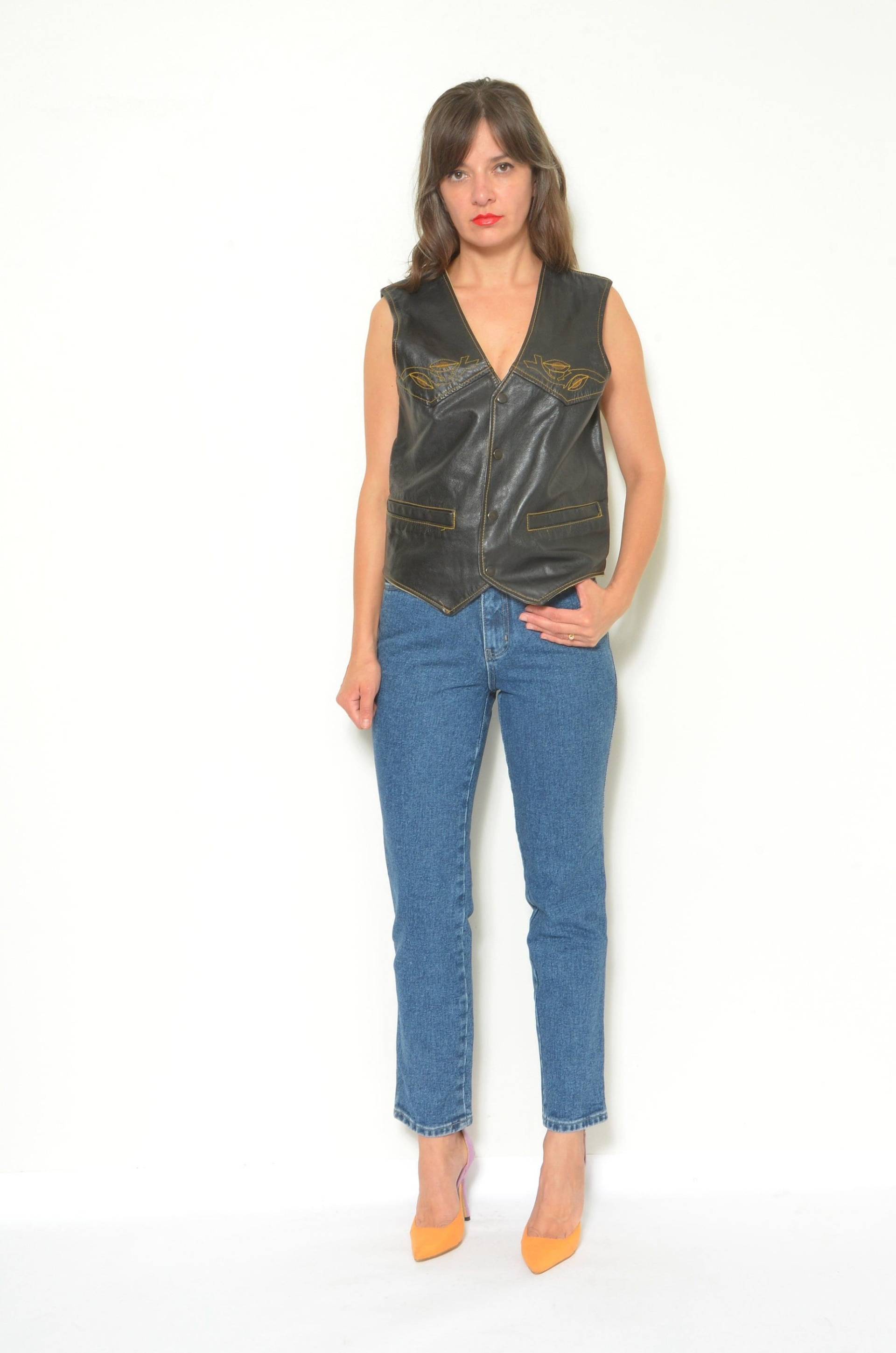 80S Vintage Schwarze Leder Bikerweste Bestickte Motorradweste - Größe Small von MikseStudio