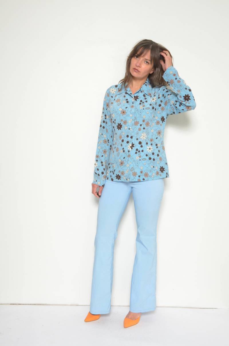 Florale Knopfbluse /Vintage 90Er Jahre Langarm Kragen Hellblaues Hemd - Größe Medium von MikseStudio
