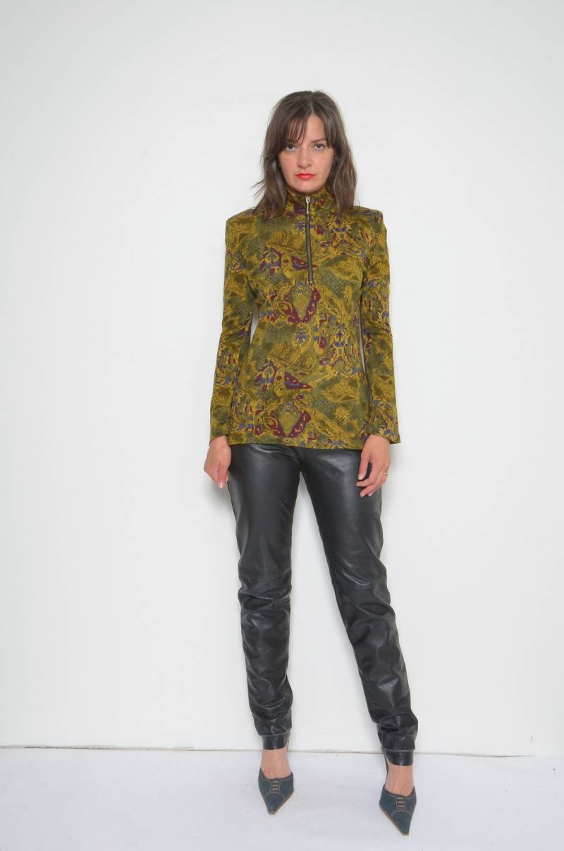 Vintage 80Er Jahre Abstrakt Print Bluse Stehkragen Langarm Top, Grösse S/M von MikseStudio