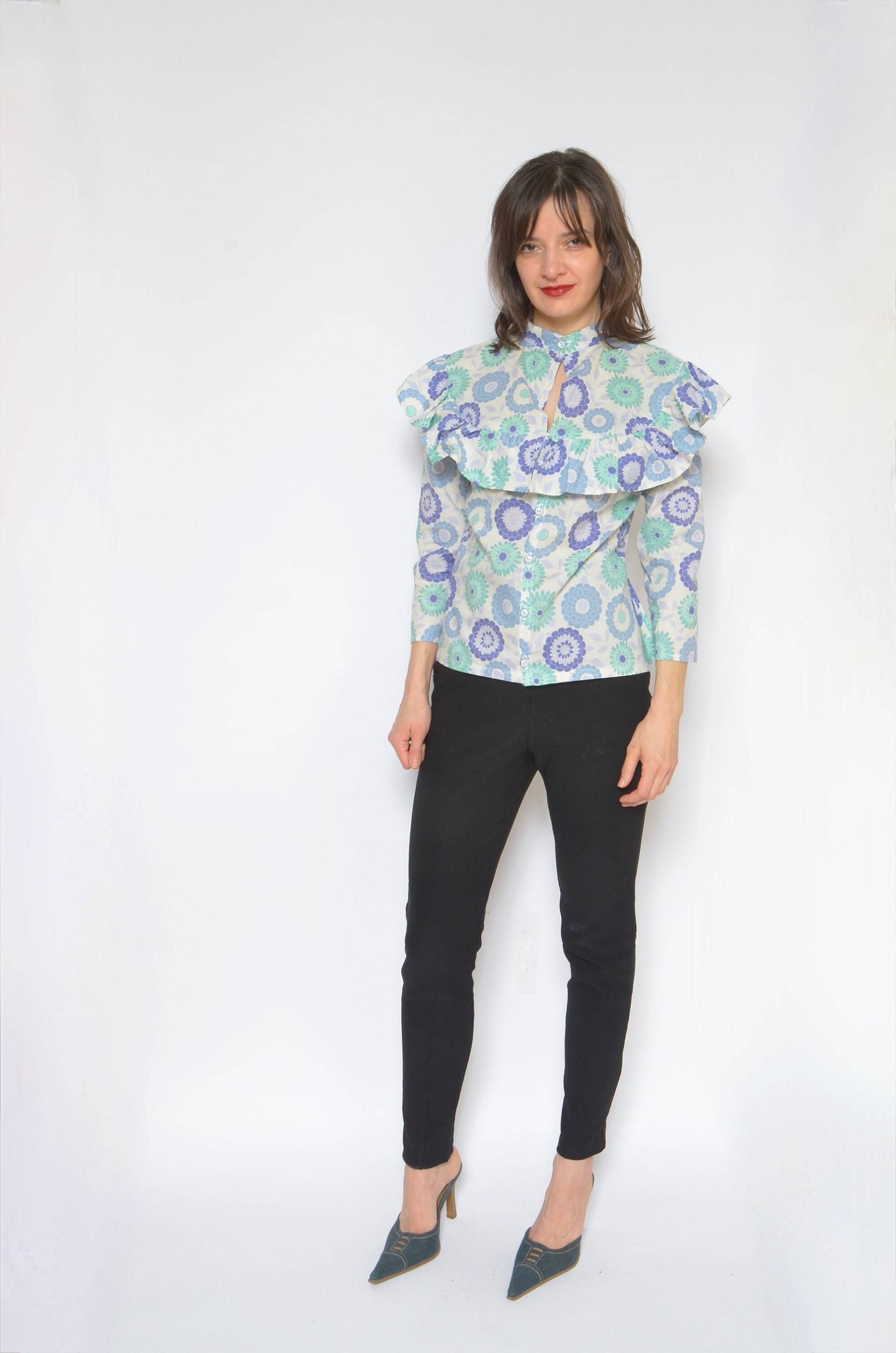 Vintage 80Er Jahre Blümchen Rüschenbluse Pastellfarbenes Baumwollhemd, Extra Small von MikseStudio