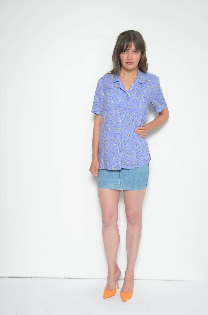 Vintage 90Er Jahre Floral Button Shirt Lavendel Lila Viskose Bluse | M/L von MikseStudio