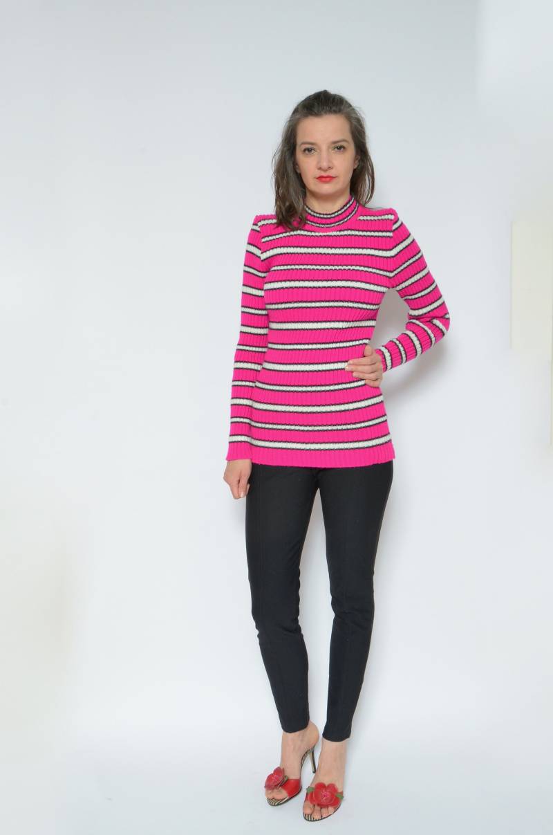 Vintage 90Er Jahre Rippenstrickpullover Rosa Streifen Mit Stehkragen, Grösse Medium von MikseStudio