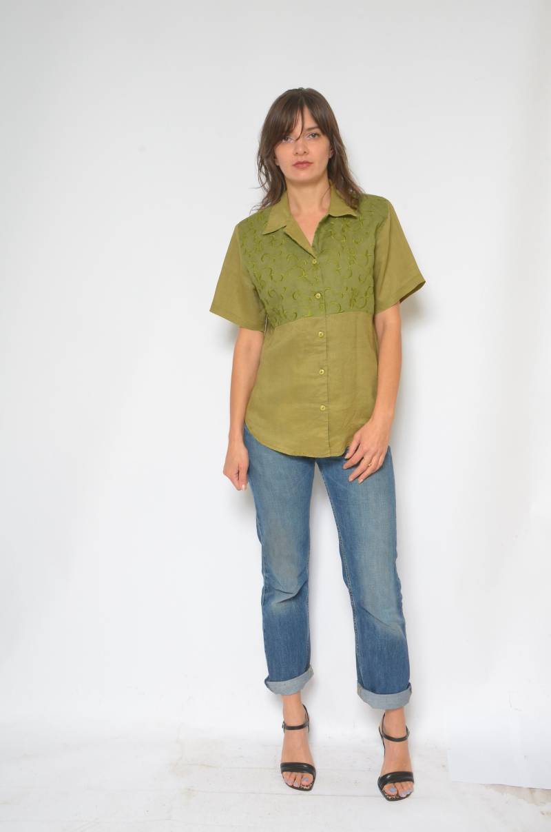 Vintage 90Er Leinen Bestickte Bluse - Armeegrünes Kurzarm-Top von MikseStudio