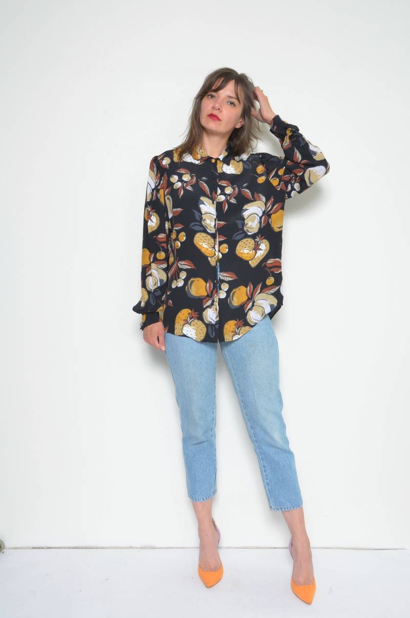 Vintage 90Er Obst Print Bluse/Langarm Hemd Mit Kragen Knopf Beeren Shirt - Größe Medium von MikseStudio