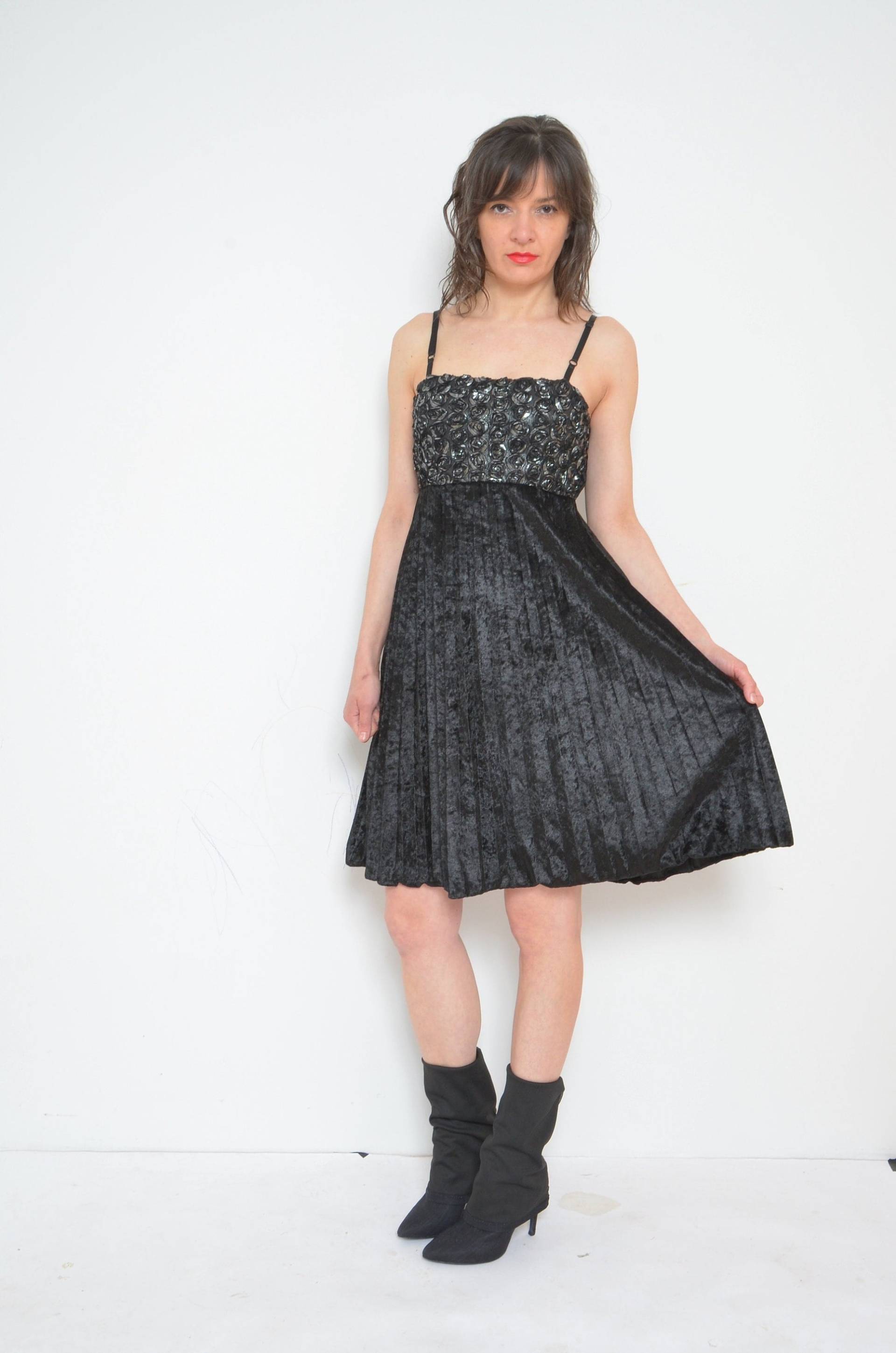 Vintage Akkordeon Plissee Kleid/2000Er Samt Verschönert Blumenmuster Riemchen Midi Cocktailkleid von MikseStudio