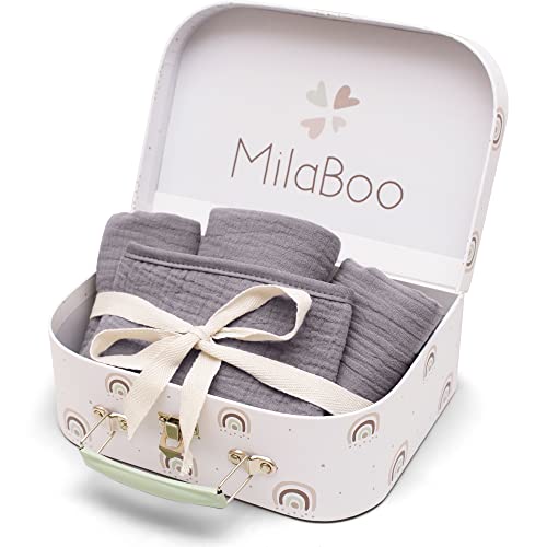 Milaboo® 4er Set Lätzchen Baby Geschenk zur Geburt I 100% Bio-Baumwolle I Lätzchen - Handtuch - Spucktuch - Dreieckstuch mit Spielkoffer (Geschenkset Dunkelgrau) von Milaboo