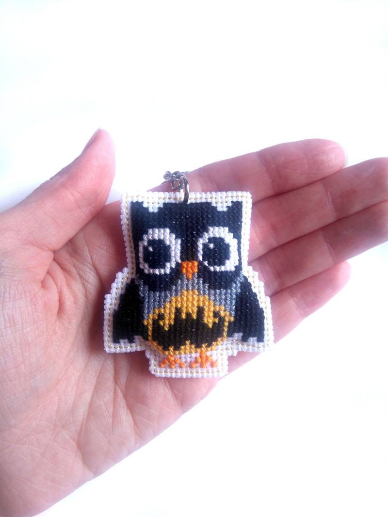 Superhelden Schlüsselanhänger - Hand Stickerei Eule Einzigartige Ooak Geschenk Superhelden Schlüsselanhänger - Hand Stickerei Eule Einzigartige Ooak Geschenk von MilaCrossStitch