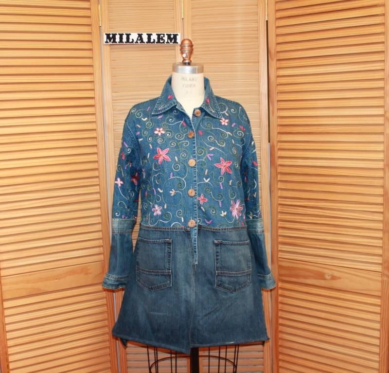 Upcycled Bestickter Jeansmantel Funky Hippie Festival Jacke | Large von MilaLem