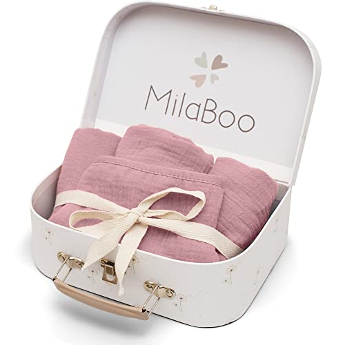 Milaboo® 4er Set Lätzchen Baby Geschenk zur Geburt I 100% Bio-Baumwolle I Lätzchen - Handtuch - Spucktuch - Dreieckstuch mit Spielkoffer FSC (Geschenkset Beere) von Milaboo