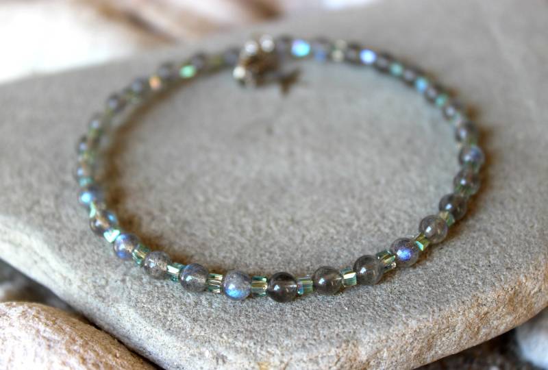Labradorit Armreif Armband, Edelstein Kristall Schmuck, Zarte Birthstone 4 Mm Grau Perlen Stein von MiladyMimosa