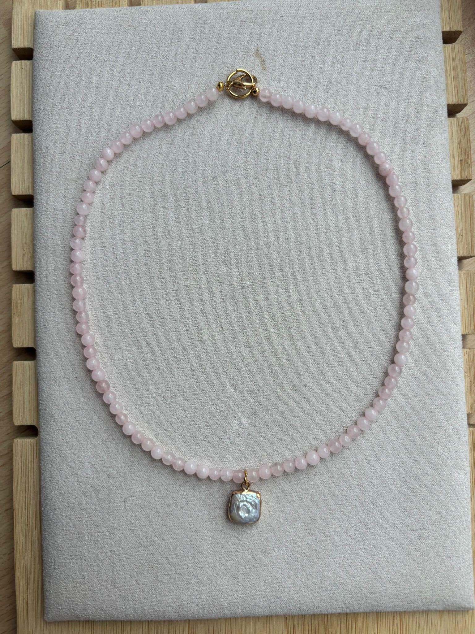 Rosenquarz Kette 45 cm Mit Süßwasserperle - Heilstein Halskette, Geschenk Für Frauen, Boho Schmuck, Handgemacht, Naturstein Rosenquarz Kette 45 cm Mit Süßwasserperle - Heilstein Halskette, Geschenk Für Frauen, Boho Schmuck, Handgemacht, Naturstein von Milamoonshop